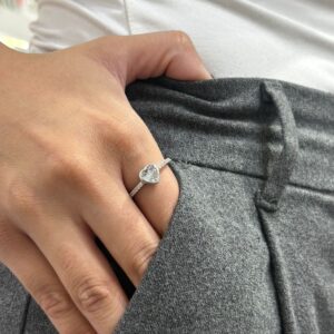 ANILLO DE PLATA RODINADA MODELO CORAZON