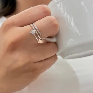 ANILLO DE PLATA RODINADA MODELO ESPIRAL CON PIEDRA GOTA