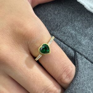 ANILLO DE PLATA RODINADA EN DORADO MODELO CORAZON VERDE