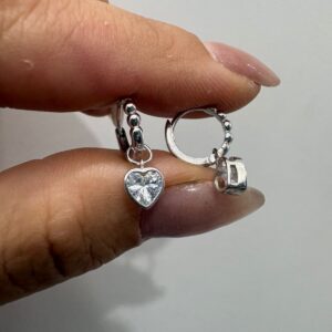AROS DE PLATA RODINADA MODELO HUGGIE CON CORAZON COLGANTE