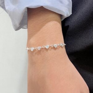 PULSERA DE PLATA MODELO CORAZONES CON PIEDRAS