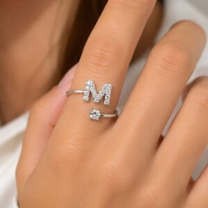 ANILLO AJUSTABLE DE PLATA RODINADA MODELO CON INICIAL M