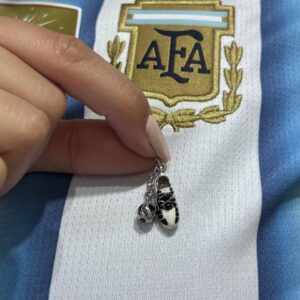 DIJE DE PLATA LINEA MONONA MODELO BOTIN DE FUTBOL CON PELOTA