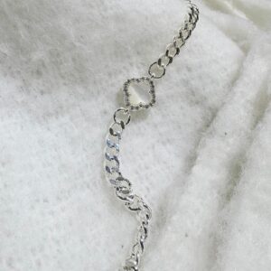 PULSERA DE ACERO BLANCO MODELO TREBOL