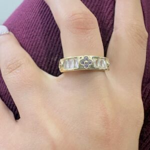 ANILLO DE ACERO DORADO MODELO TREBOLES