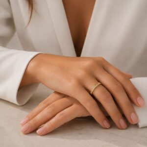 WEB-ANILLO DE ACERO DORADO MODELO SIN FIN CON STRASS PEGADOS
