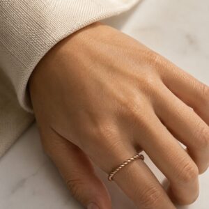 ANILLO DE ACERO ROSADO MODELO TORZADO