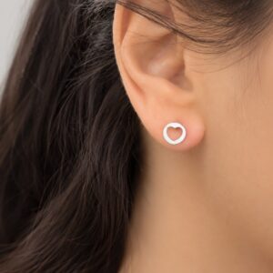 AROS DE ACERO BLANCO MODELO REDONDEL CON CORAZON CALADO