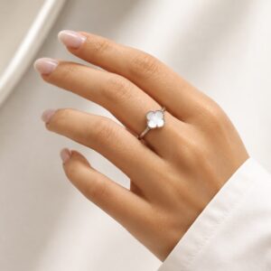 ANILLO DE PLATA RODINADA MODELO TREBOL BLANCO