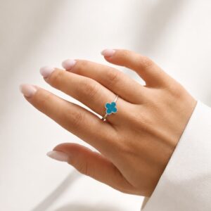ANILLO DE PLATA RODINADA MODELO TREBOL