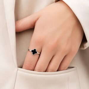 ANILLO DE PLATA RODINADA MODELO TREBOL NEGRO