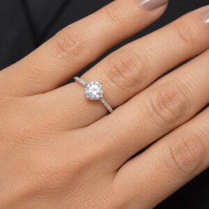 ANILLO DE PLATA RODINADA MODELO CINTILLO CON PIEDRAS