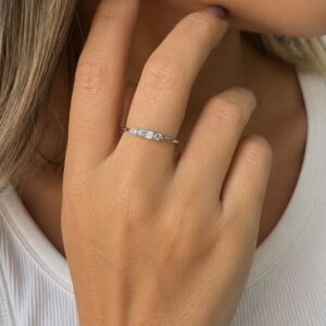 ANILLO DE PLATA RODINADA MODELO CON PIEDRAS