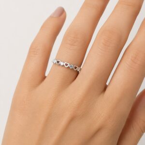 ANILLO DE PLATA RODINADA MODELO CORAZONES CALADOS CON PIEDRAS AJUSTABLE