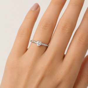 ANILLO DE PLATA RODINADA MODELO  CON PIEDRAS ,LISO Y CORAZON CENTRAL