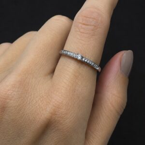 ANILLO DE PLATA RODINADA MODELO TIPO CINTILLO