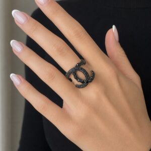 ANILLO DE PLATA RODINADA CON PIEDRAS COLOR NEGRO
