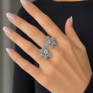 ANILLO DE PLATA RODINADA MODELO FLORES