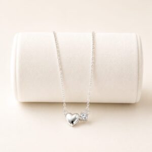 CONJUNTO DE PLATA RODINADA MODELO CORAZON LISO CON PIEDRA DE COSTADO