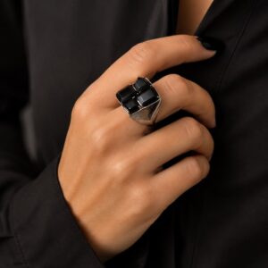 ANILLO DE PLATA RODINADA LINEA PREMIUM CON CUBICS COLOR GRIS