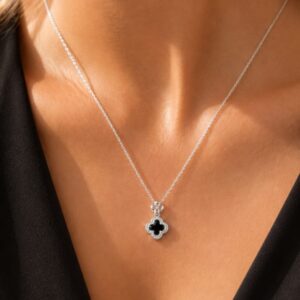 CONJUNTO DE PLATA RODINADA CON TREBOL NEGRO CHICO Y PIEDRA