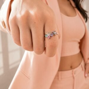 ANILLO DE PLATA RODINADA MODELO FLORES CON PIEDRAS