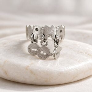 ANILLO DE PLATA RODINADA MODELO MAMÁ CON NENES N14