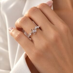 ANILLO DE PLATA RODINADA MODELO FLORES CON PIEDRAS