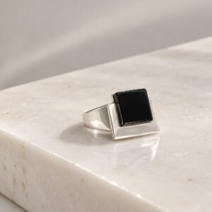ANILLO DE PLATA MODELO CUADRADO CON PIEDRA ONIX