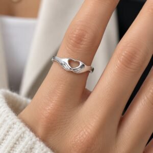 ANILLO DE PLATA MODELO MANOS CON CORAZON
