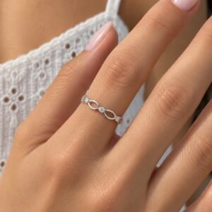 ANILLO DE PLATA MODELO CALADO CON PIEDRAS INTERCALADAS