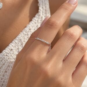 ANILLO DE PLATA MODELO CON TRES PIEDRAS